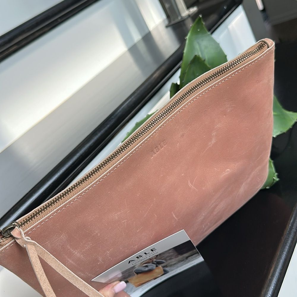Able genuine leather pouch electronic business, luxe handbag purse, like new - Picture 4 of 9